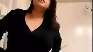 فتاة شديدة الجمال تكشف عن كسها الضيق وطيزها المستدير في عرض مغر