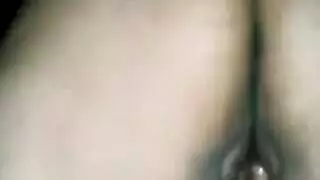 امرأة بمؤخرة ممتلئة تظهر مؤخرتها المثيرة في مشهد صريح