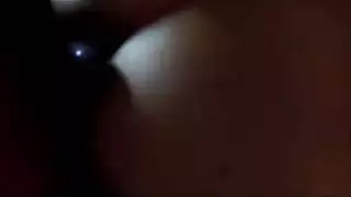 زوجة ساخنة تمارس الجنس الشرجي وتدليك الثدي بقضيب زوجها الوسيم