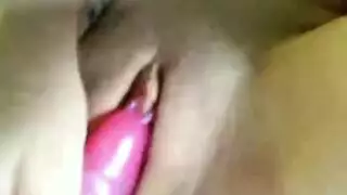 مراهقة موشومة وقحة تعرض جسدها العاري بقسوة