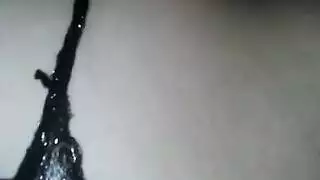 ربة منزل خليجية ساخنة تحب القضيب السعودي الكبير في مشهد إباحي
