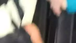 سيدة شقراء ناضجة تختنق بقضيب ضخم في فمها