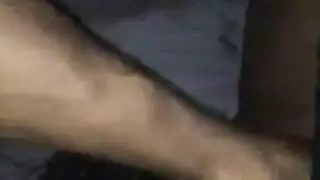 زنجية تنام على بطنها و زنجي ينيكها نيك خلفي و تستمع بزبه حتى قذف مينه