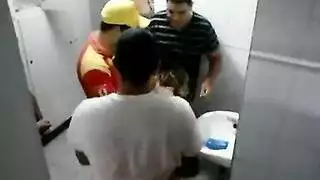 شرموطة سكرانة تتعرض لعملية جماعية من موظفي الفندق في الحمام