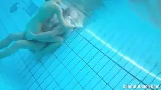 فقاعات وأنين: نيك قاسي تحت الماء لمراهقة أجنبية