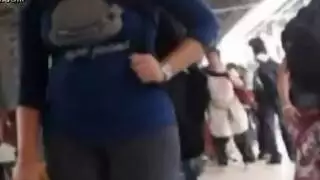 مراهقة بشعر أخضر تأخذه في مؤخرتها بعد إصبع عميق