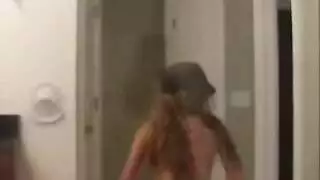 خيال جنسي مراهق: يتم تثبيتها بواسطة الفتى المجاور