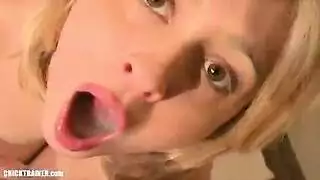 شقراء شابة تحصل على مهبلها مضخوماً بعضو صناعي