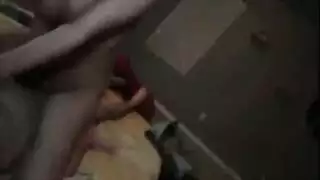 فتاة مفلسة تمثل دور الأب لممارسة جنس ساخن في المنزل