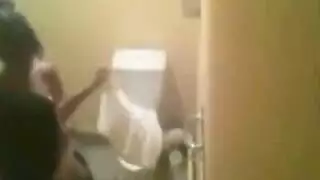 كاميرا خفية تكشف ثنائي عربي في دورة مياه عامة