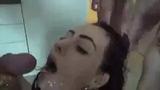 قذف جماعي على الوجه: ممثلة إباحية مغطاة بالسائل المنوي الساخن