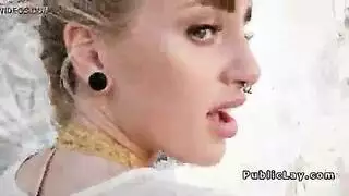 نقود في فمها: شقراء تحصل على حلق مليء بالسائل المنوي