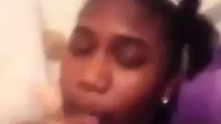 مراهقة آسيوية تئن بينما يمتد عمود ضخم في مهبلها الضيق