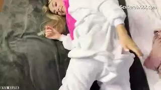 أم تدخل على ابنتها أثناء جلسة سكس مع الأب