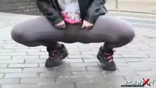 فتاة جامحة تخلع وتنك بقوة في مشهد خارجي