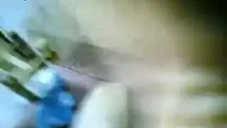 امرأة ناضجة مغرية تمارس جنسًا عنيفًا في بيت ريفي