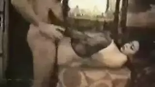 مؤدية شارع عاهرة تُهيمن عليها عصابة محلية بقضيبها