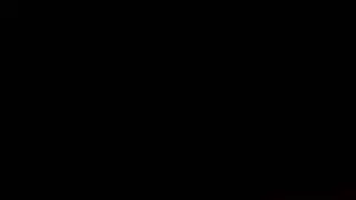 عاهرة ذات شعر مجعد تُدهن بالزيت لجلسة جماعية