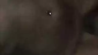 طالبة شقراء تمارس الجنس مع نفسها بعمق بلعبة مزدوجة النهايات، وثدييها يرتدان بعنف