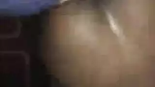 قطة سمراء تأخذ قضيباً قاسياً في حلقها الضيق