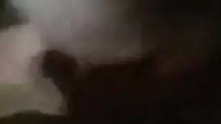 ممارسة جنسية في سيارة عامة: فتاة بملابس عاهرة تُضرب في صندوق السيارة