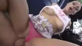 فتاة مثيرة تلمس نفسها على شرفة مفتوحة