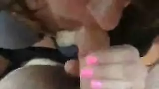 شرج عنيف لأليسا مرتدية الدانتيل باستخدام قضيب لوسي الاصطناعي