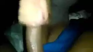 تظهر ثدييها وفخذيها قبل أن تأخذ قضيبه الصلب