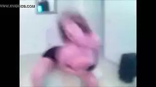 عاهرة عربية ساخنة تظهر ثدييها الضخمين وتتم ممارسة الجنس معها بقوة في فيلم إباحي