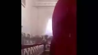 رقصة مغرية بالأحمر تنتهي بمص عميق وقذف على الوجه