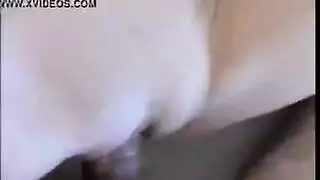 رجل عجوز متسلل يمسك بصديقة ابنته وحيدة من أجل متعة إباحية