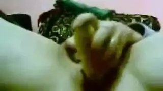 كوغار خبيرة تدهن كسها ثم تنيكه بخضار