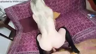 فتحة صغيرة تئن من النشوة أثناء الجماع