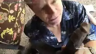 فتاة سمراء فاتنة تغوي بملابسها الداخلية قبل جنس ثلاثي مع قضيب أسود كبير