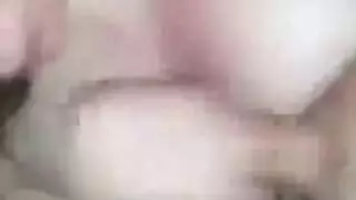 ربة منزل ناشزة تلمس كسها، ثم يُضاجعها زوجها بقوة