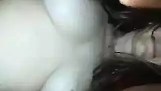 هواة وقحة ترتدي نظارات تختنق من قضيب إباحي سميك