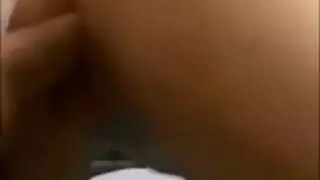 تلعق عضوه الطويل ثم تنيك بقوة مع نهاية كريمية