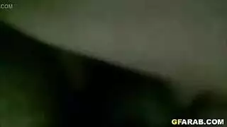 ينام مع أمه لانه خائف