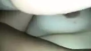 تتظاهر بعدم الوعي من أجل جنس شرجي مزدوج صريح
