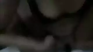 ضعف المتعة: خضار في طيزها وأصابع في كسها