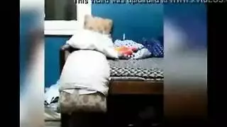 مصري يستغل غياب اهله