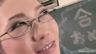 ينيك معلمته في الفصل أمام التلاميذ