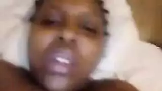 مراهقة متمردة تمط كسها في فيلم إباحي أسود
