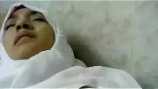 مصرية محجبة تنتاك وتلعب في بزازها
