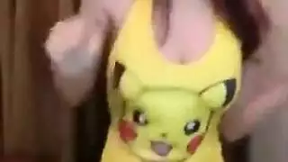 فتاة مثيرة تمنح نفسها قذفًا على الوجه