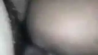 فتاة الرسوم الإباحية تركب قضيبًا سمينًا قبل العمل الشرجي
