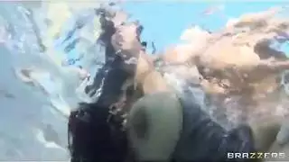 كندرا الشبقية تنكح صبي المسبح بقوة