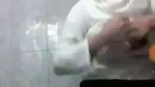 طالبه ثانوي محجبه تلعب في بزازها وتضرب سبعه ونص في الحمام