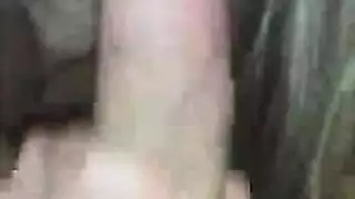 فتاة سمراء تمص وتدلك قضيبًا ضخمًا حتى القذف