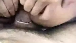 فتاة صغيرة تمارس الجنس مع آلة وتختنق من قضيب صلب